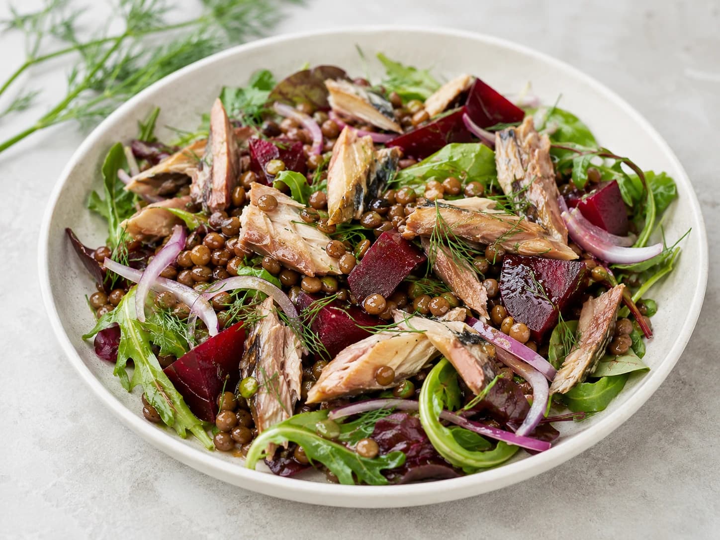 Ensalada templada de caballa, remolacha y lentejas