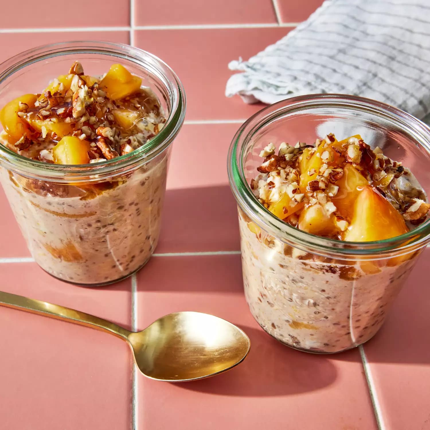 Avena nocturna con chía, melocotón y nueces pecanas