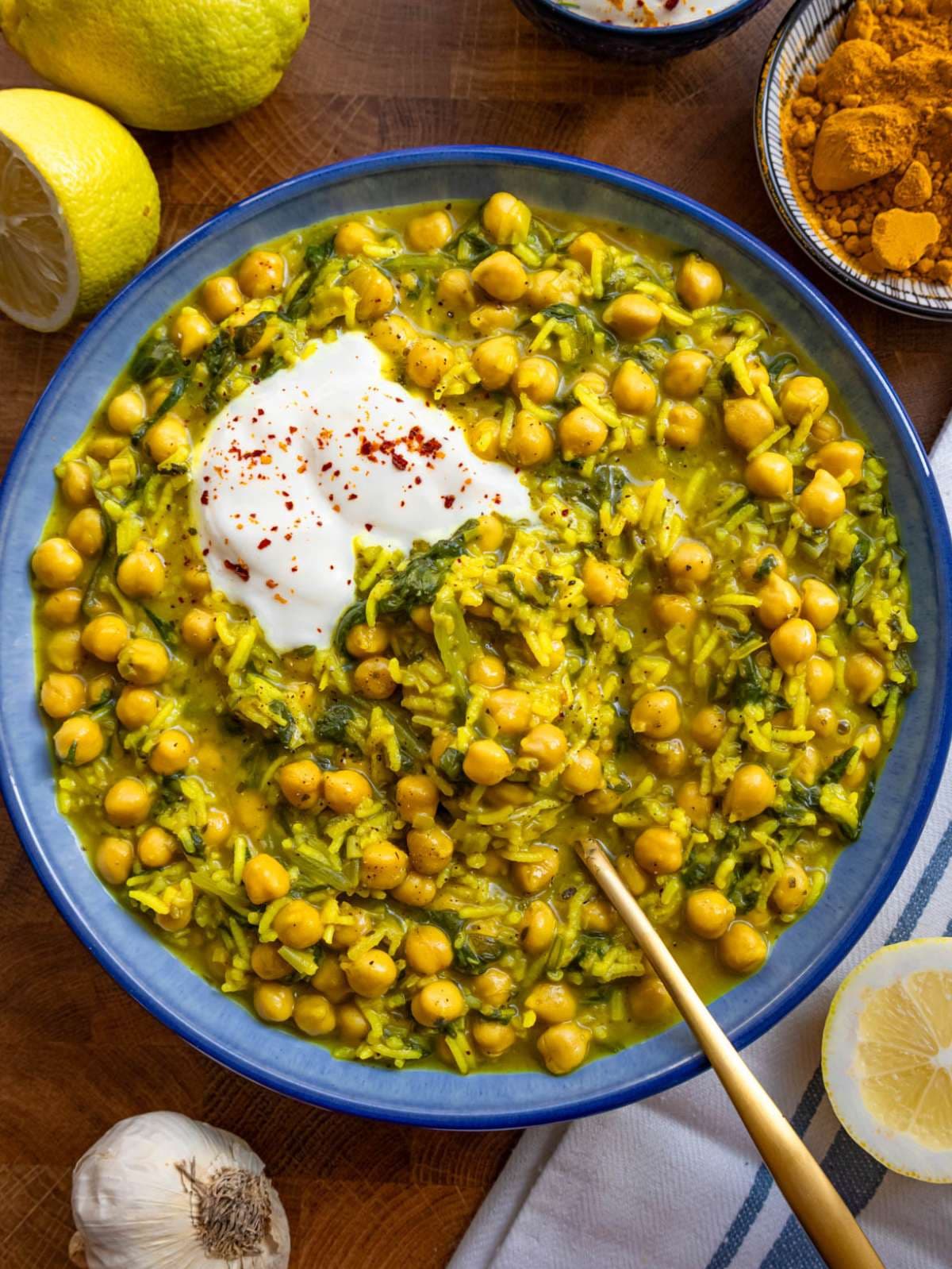Arroz de cúrcuma con garbanzos y espinacas