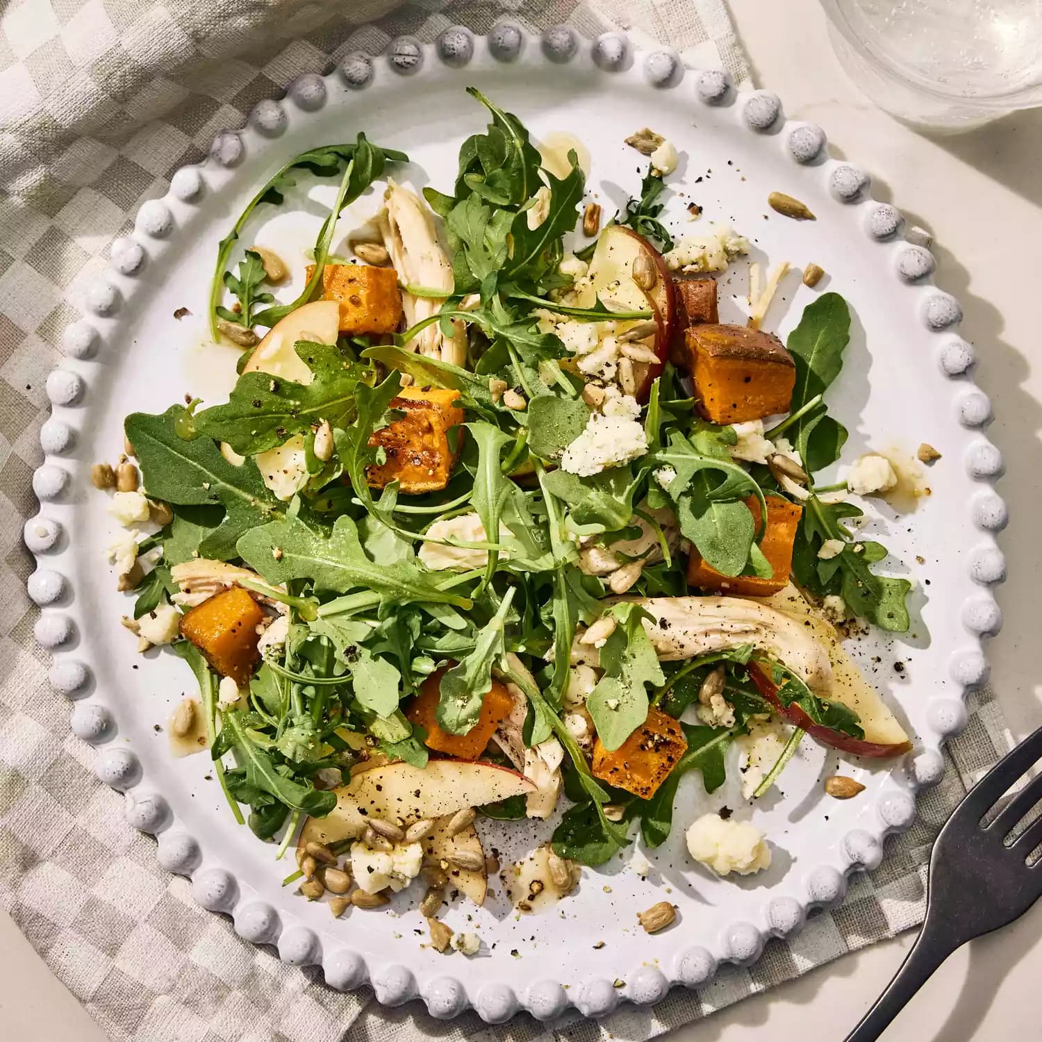 Ensalada de pollo asado, boniato, rúcula y manzana