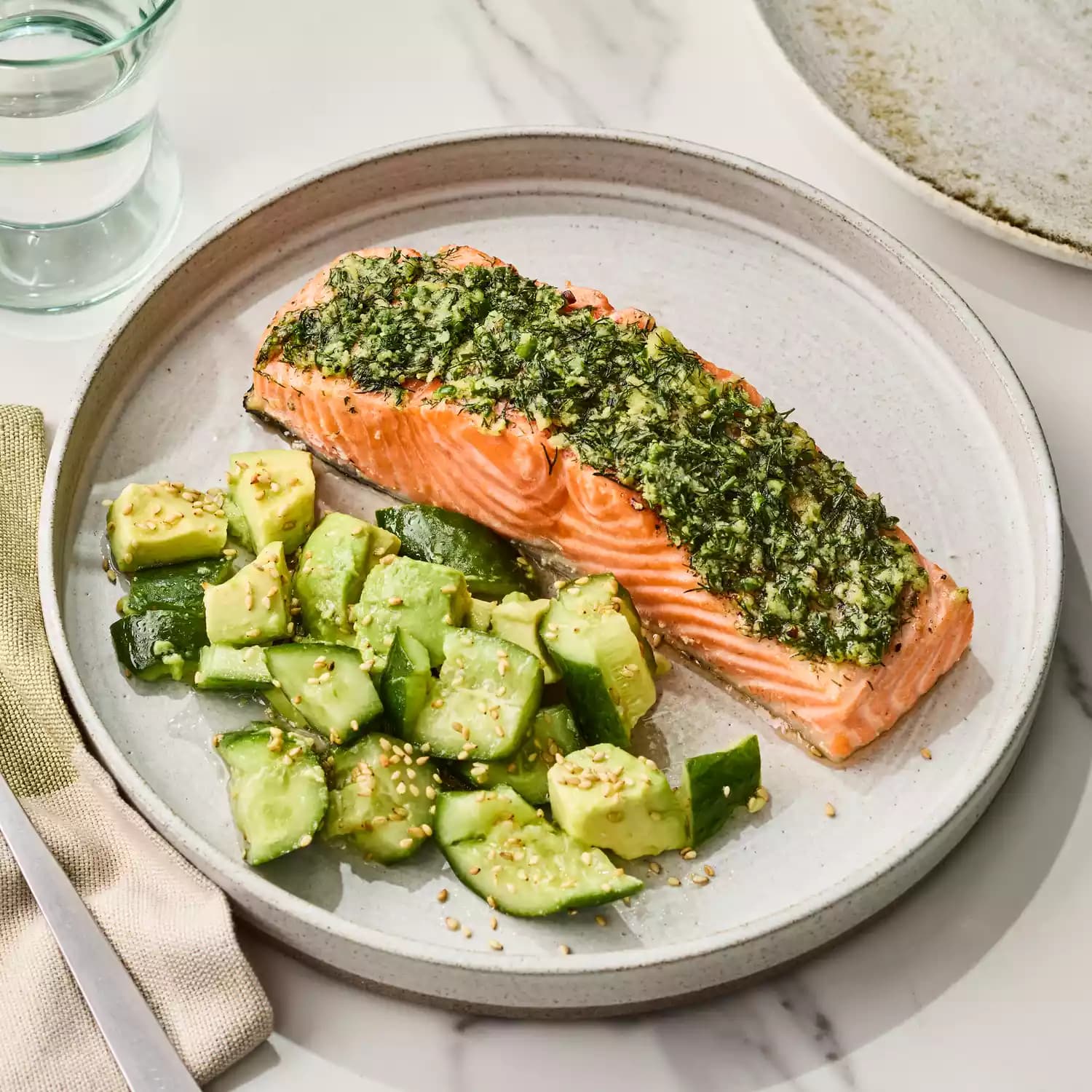 Salmón con jengibre y eneldo con ensalada de pepino y aguacate