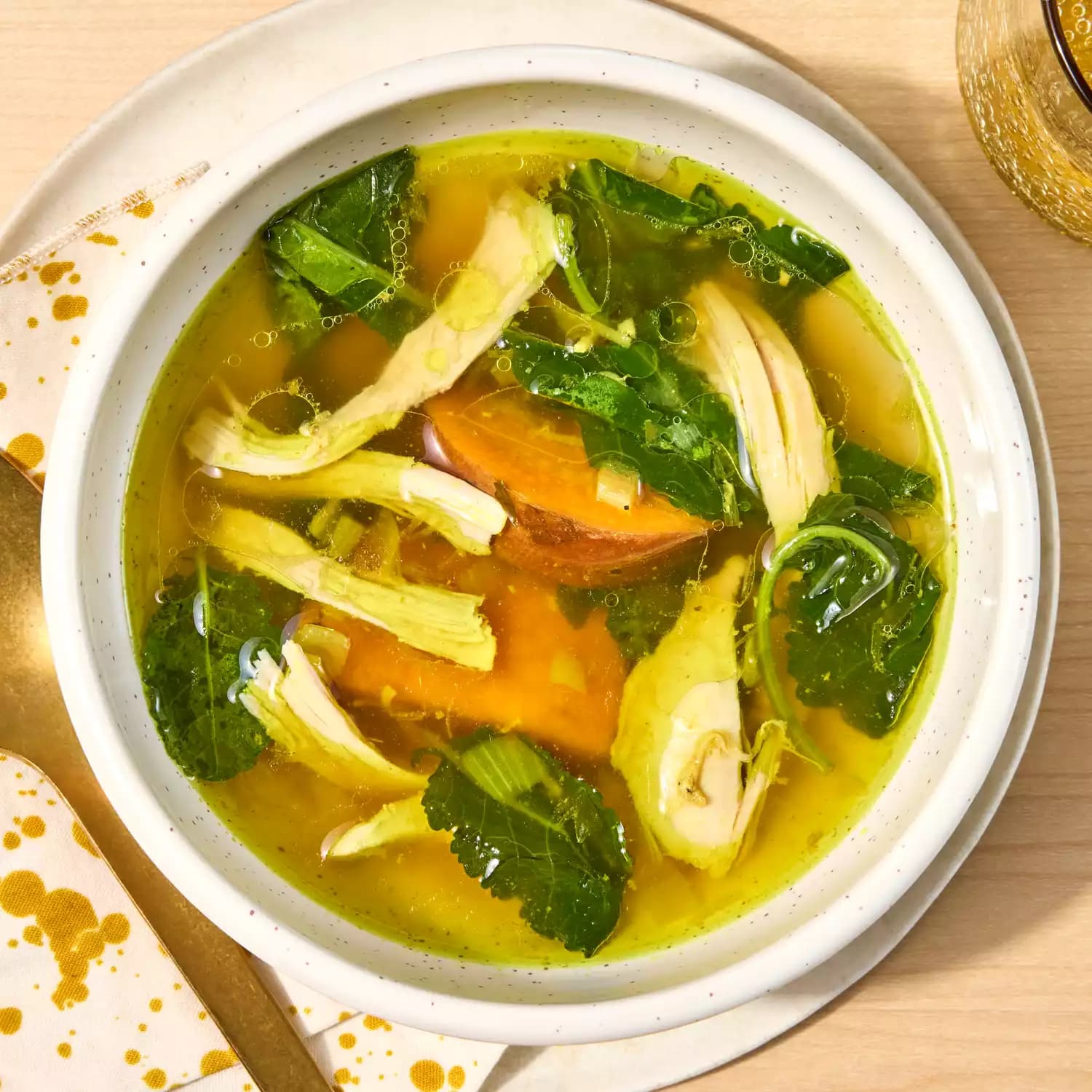 Sopa de pollo con limón, cúrcuma y kale