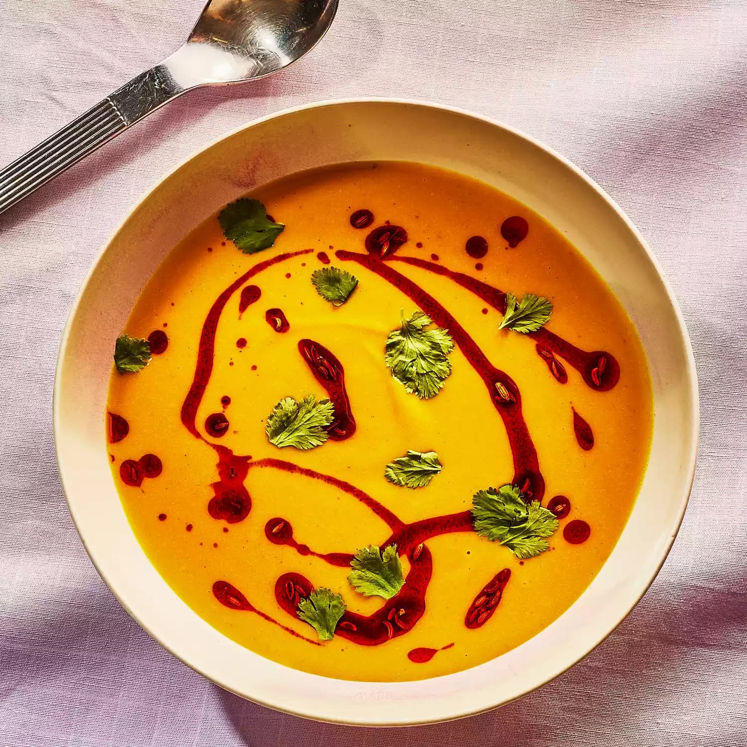 Sopa cremosa de lentejas rojas, boniato y cúrcuma