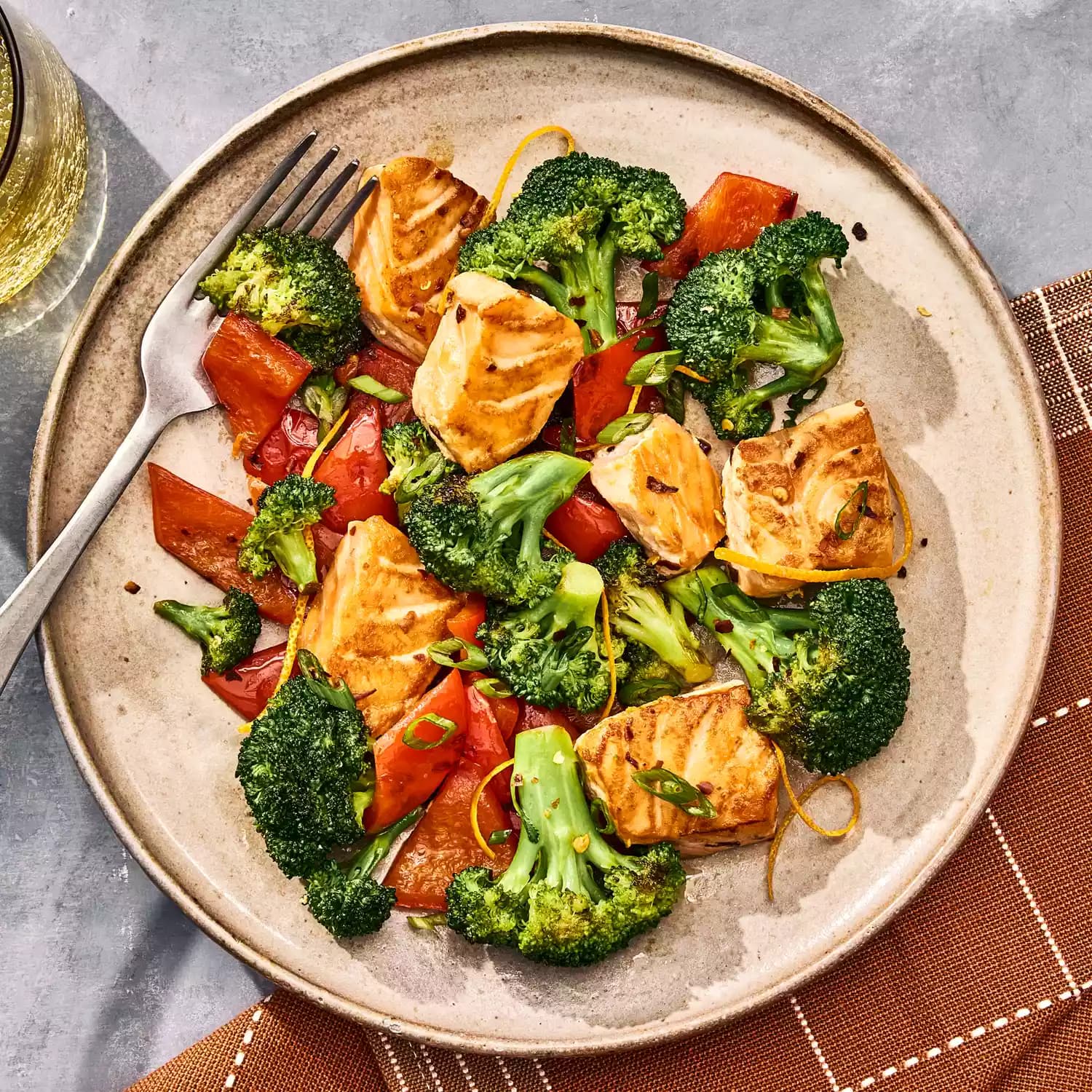 Salmón al ajo con brócoli y pimiento rojo